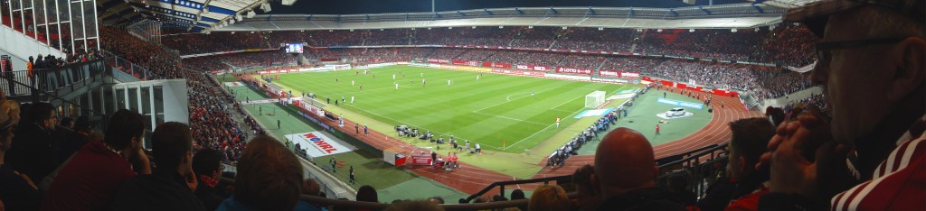 Blick ins Stadium: rechts die Frankfurter Fans, direkt gegenüber die Ultras Nürnberg